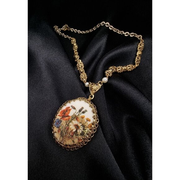 Vintage WEST GERMANY Unsigned Gold-Tone Floral Pendant Necklace - Picture 2 of 6